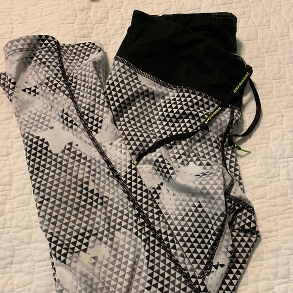 Nike Pants - 🌸Floral Checkered Nike Dry fit calf tights
